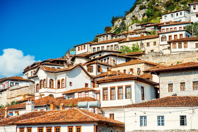 Le village de Berat, Albanie - © RossHelen - shutterstock.com