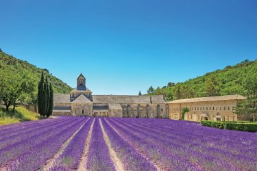 Le Luberon, la douceur de vivre de villages classés - © StevanZZ - iStockphoto