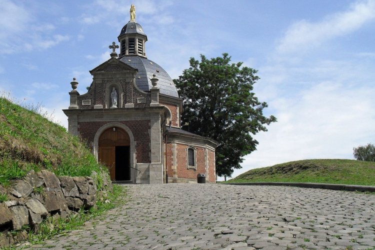 Mur et chapelle de Grammont, Belgique - © gertrbunt - Adobe Stock