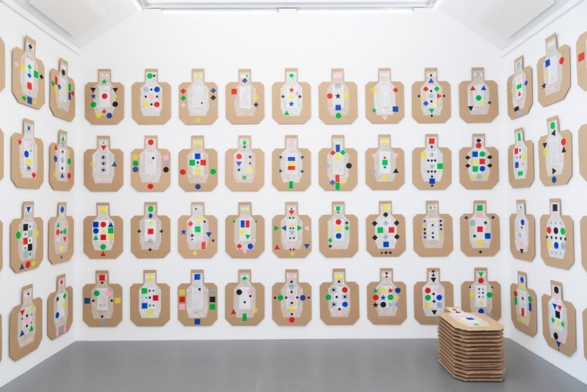 Navine G. Khan-Dossos, Bulk Targets 1-100, 2018 vue de l'exposition At the Gates, La Criée centre d'art contemporain, Rennes, 2019 courtesy de l’artiste et de The Breeder, Athènes - © Photo Benoît Mauras