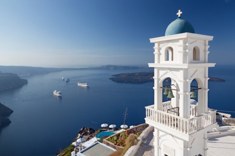 La tour de l'église Ansatasi, Imerovigli, île de Santorin - © Renata Sedmakova _ Shutterstock.com