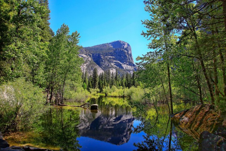 Mirror Lake - © Nicholas Barnhart - iStockphoto.com