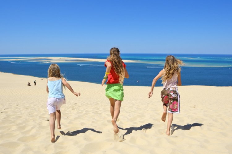 Enfants sur la dune du Pilat - © Philippe Devanne - stock.adobe.com