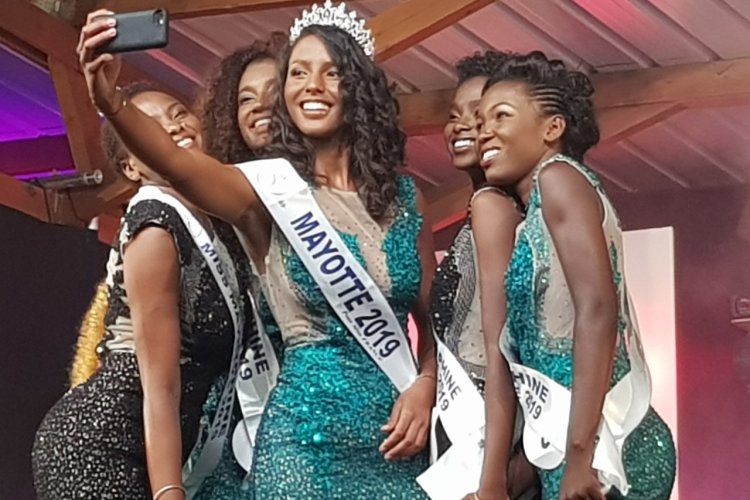 Selphie de la victoire - Éva Labourdere Miss Mayotte 2019 - © Laurent BOSCHERO