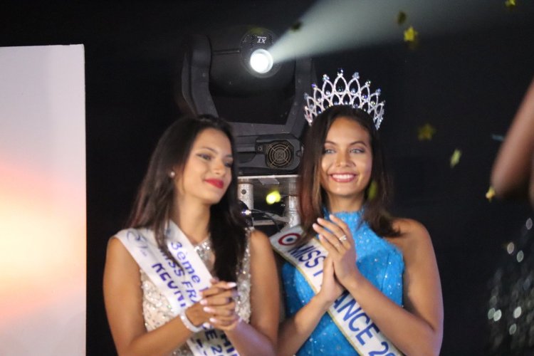 Belle complicité entre Vaimalama Chaves (Miss France 2019) et Morgane Soucramanien (Miss Réunion 2018) - © Laurent BOSCHERO