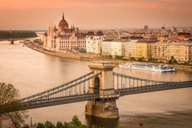 - © Asaf Eliason - Shutterstock.com