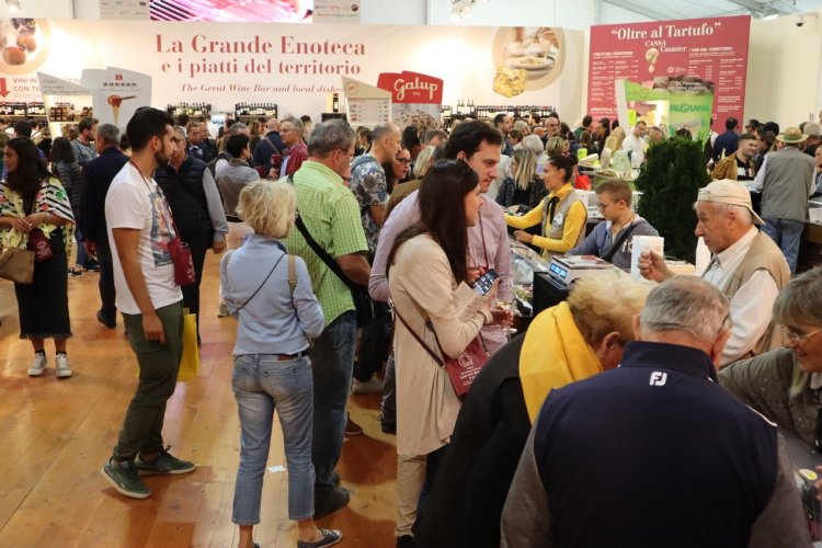 Espace vin à la Foire d'Alba (Piémont) - © Laurent BOSCHERO