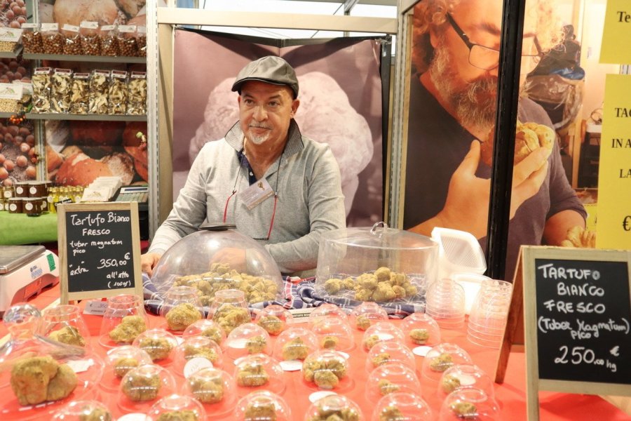 Chercheur vendeur  de Tuber Magnatum Pico - Foire d'Alba (Piémont)