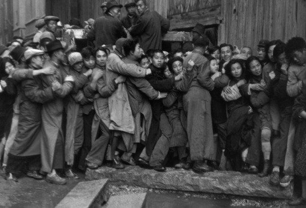 Gold Rush. En fin de journée, bousculades devant une banque pour acheter de l’or. Derniers jours du Kuomintang, Shanghai, 23 décembre 1948. - © Fondation Henri Cartier-Bresson / Magnum Photos