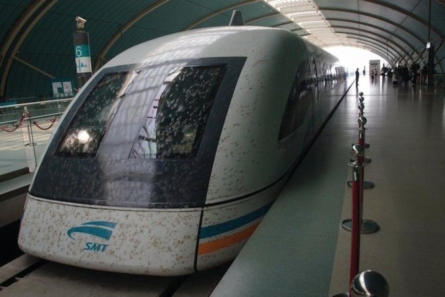 Le Maglev magnétique reliant l'aéroport de Pudong au centre ville de Shanghai.