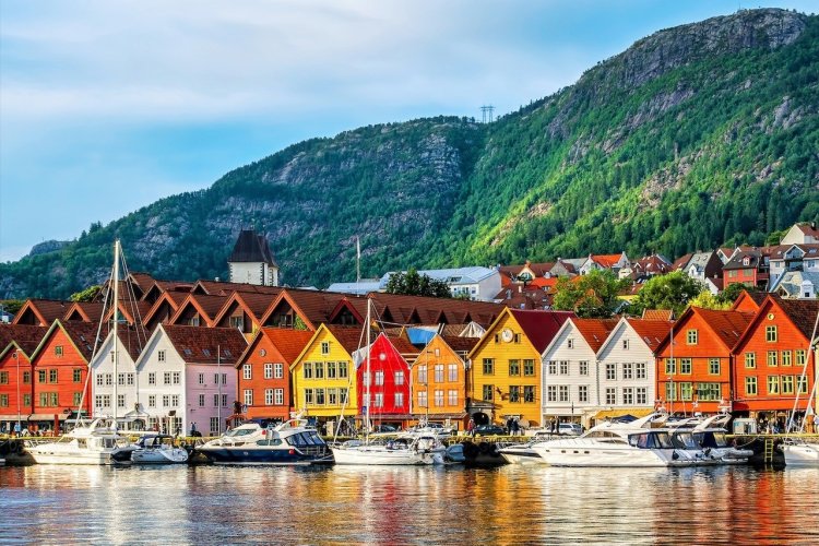 Ville de Bergen et des ses bâtiments historiques dans le district de Bryggen - © Shutterstock