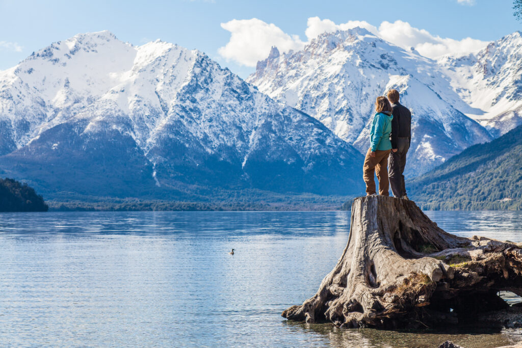 Un couple profitant de la vue depuis Bariloche