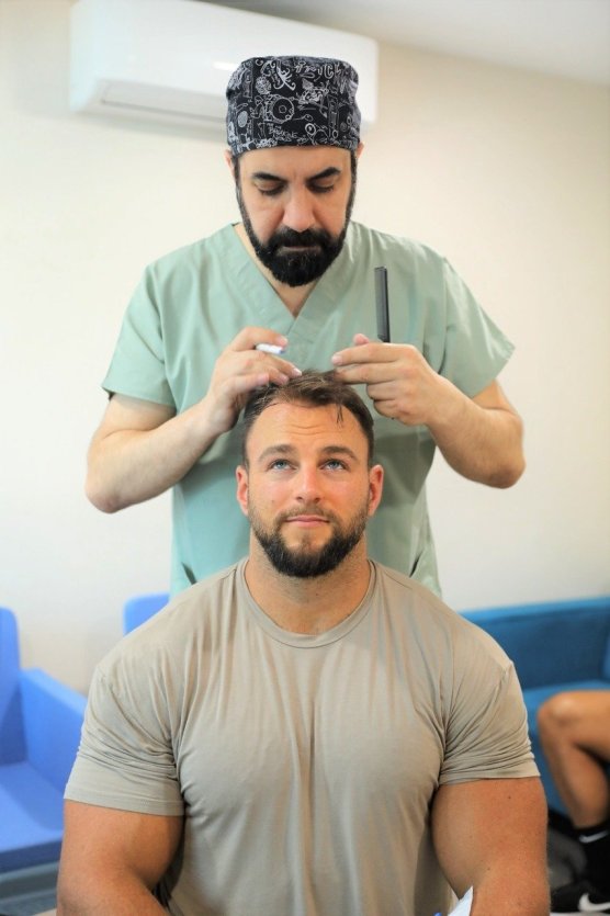 Docteur Cinik en pleine greffe de cheveux sur un patient. - © DR
