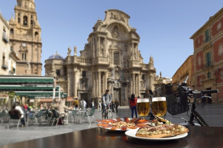 Apéritif devant la cathédrale de Murcie. Région de Murcie. - © Joaquín Zamora