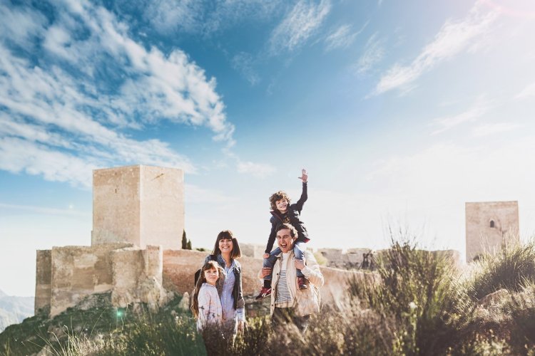 Famille en visite à la Fortaleza del Sol. Lorca. Region de Murcie. - © Adrián Madrid