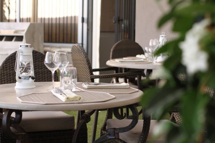 - © restaurant La Colombe