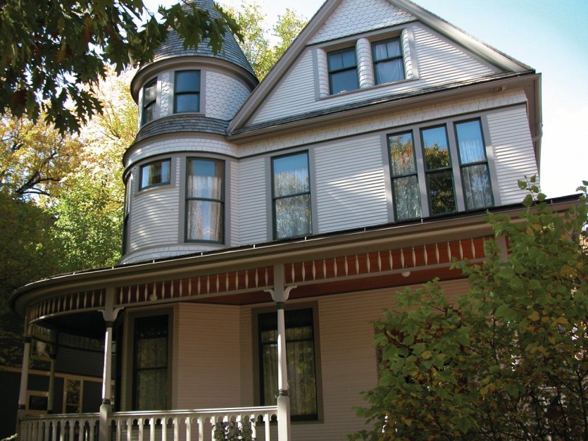 - © THE ERNEST HEMINGWAY MUSEUM AND BIRTHPLACE HOME