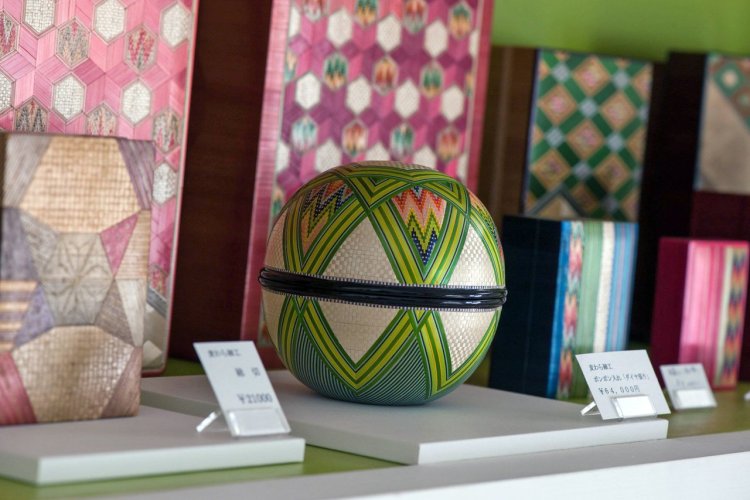 La marqueterie de paille, un artisanat d'exception - © Toyooka City