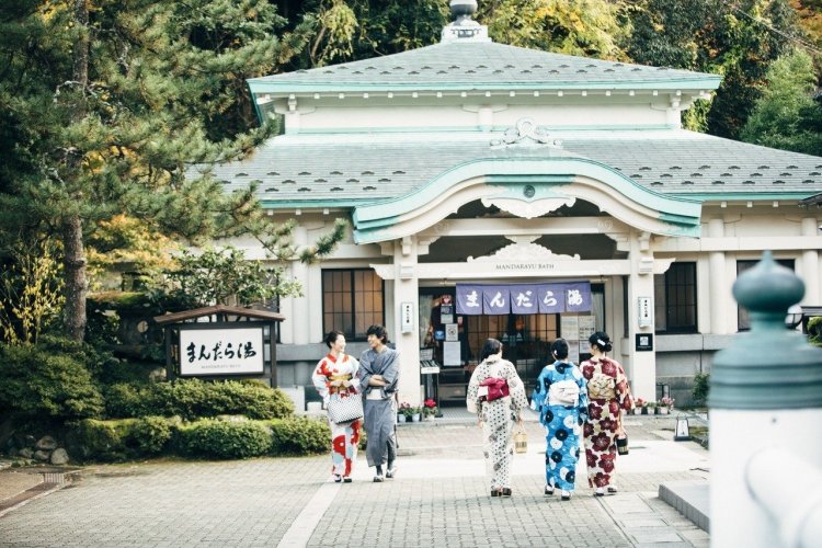 Tournée des bains vêtu du yukata à Kinosaki - © Masako Nakagawa