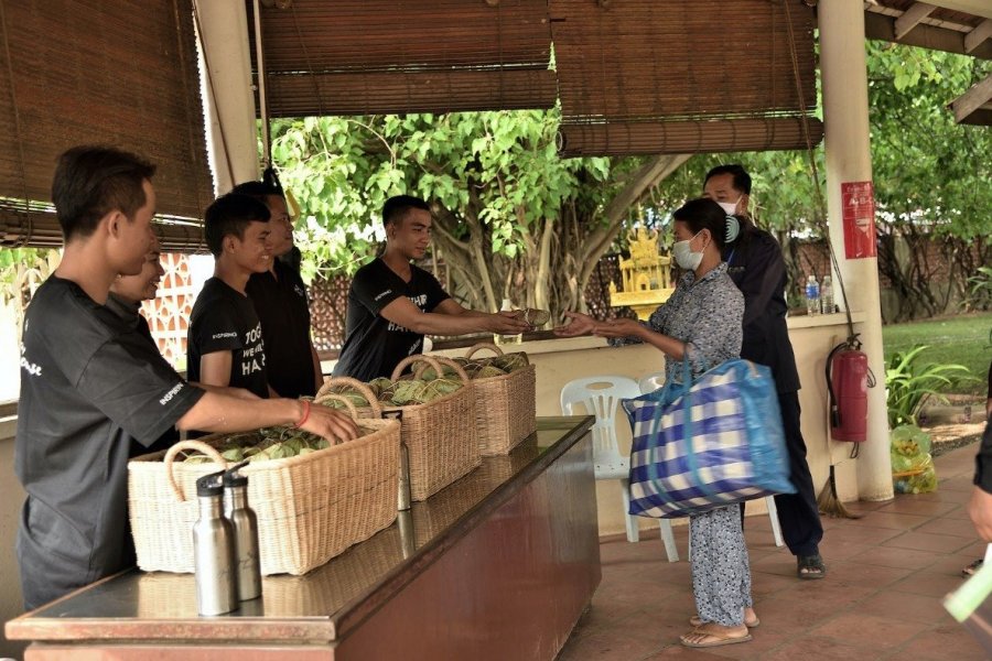 COVID-19 : Au Cambodge, mobilisation des acteurs du tourisme pour distribuer des repas