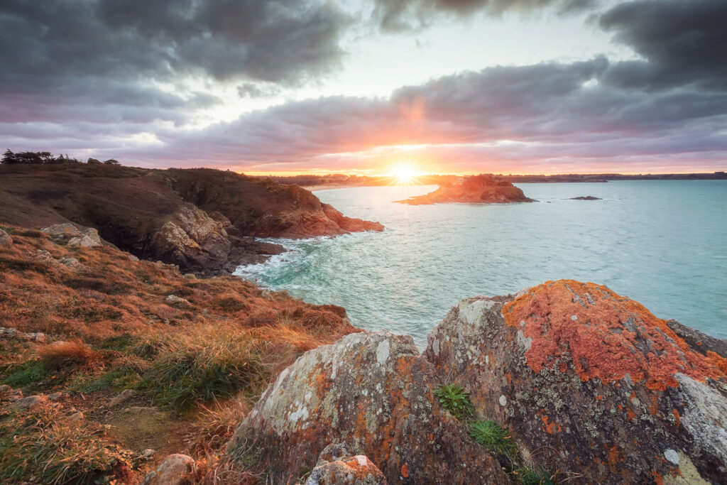 Coucher de soleil sur l'anse du Guesclin, enre Cancale et Saint Malo, Bretagne, France