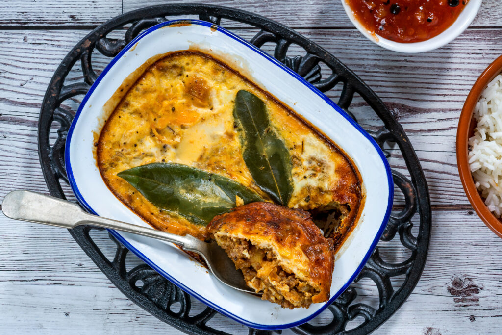 Le bobotie, un plat à base de viande hachée épicée, de raisins secs et d'amandes