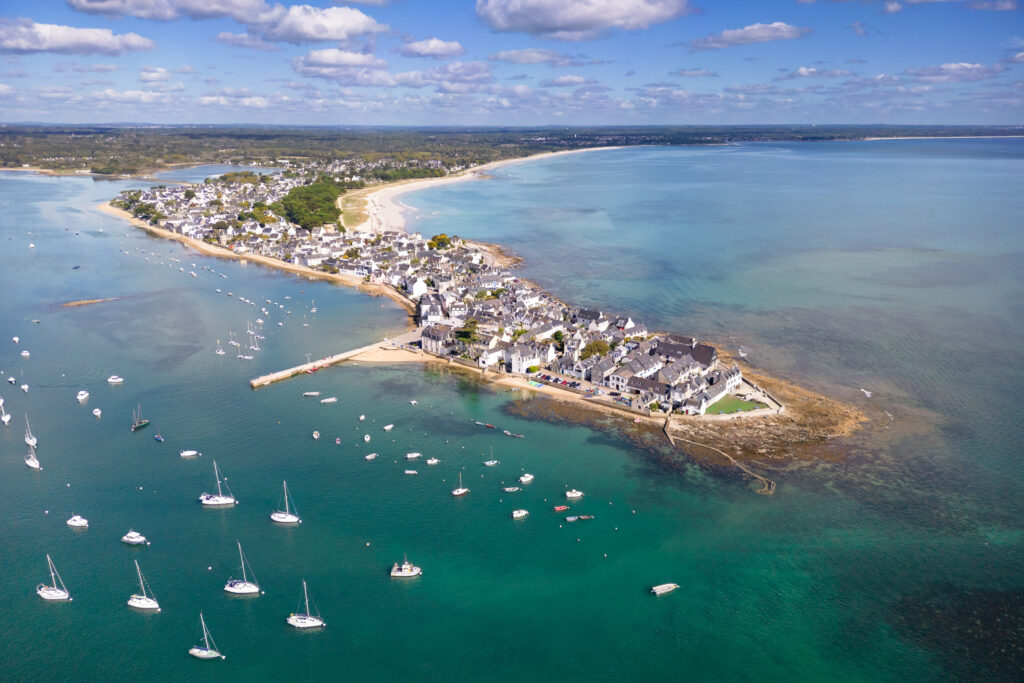 Vue aérienne de l'Île-Tudy et son port à marée haute par une journée ensoleillée - Finistère Bretagne