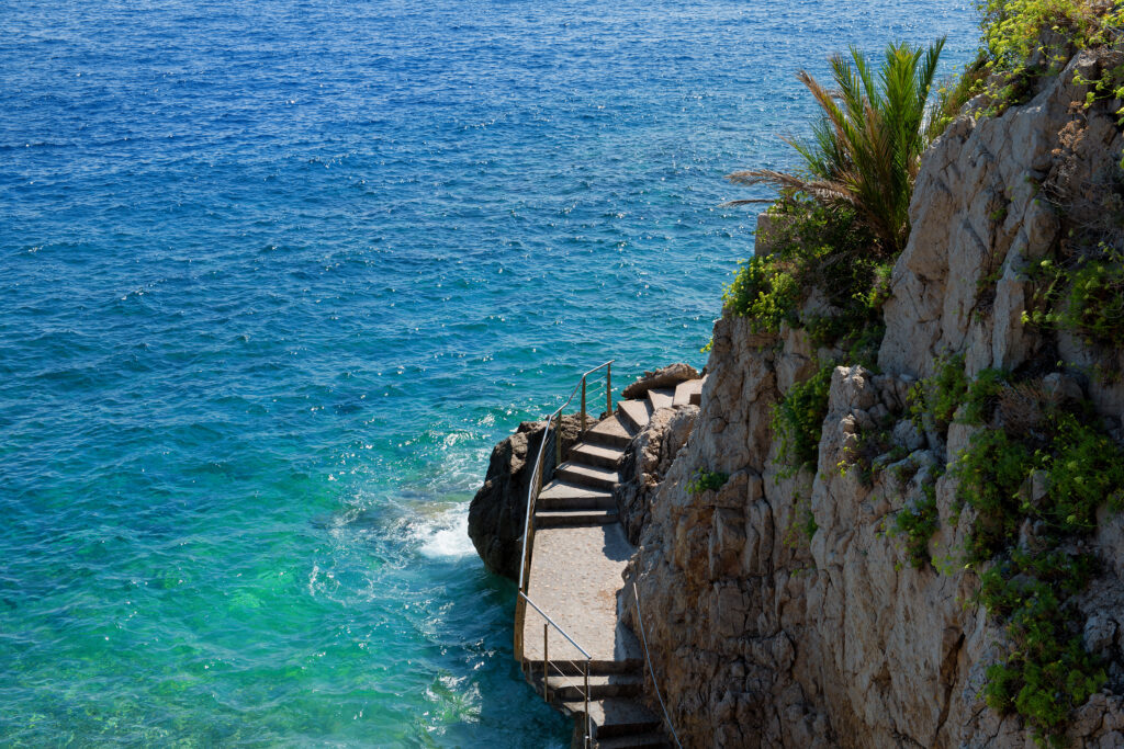 La plage de la crique des pêcheurs, Monaco