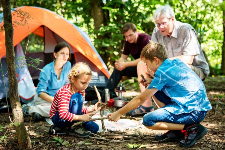 Camping en famille - © shutterstock (c)Rawpixel.com