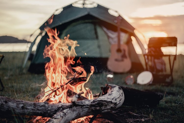 Camping en pleine nature - © shutterstock (c)Day Of Victory Studio