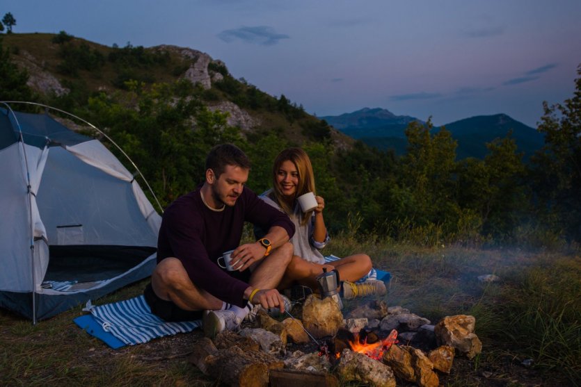 Soirée camping dans la tente - © shutterstock(c)Gorgev