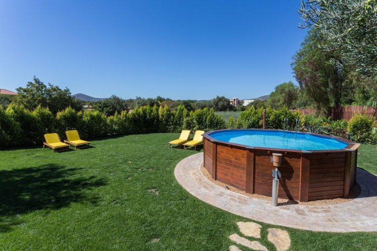 Une piscine hors sol dans un jardin - © shutterstock(c)Sergio Sergo