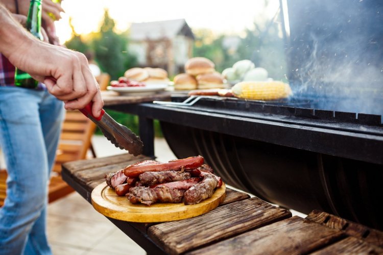 Barbecue fixe charbon pour maison - © (c)Cookie Studio - shutterstock