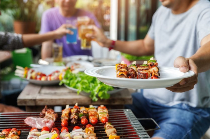 Choisir un barbecue pour profiter entre amis - © (c)KorArkaR- shutterstock