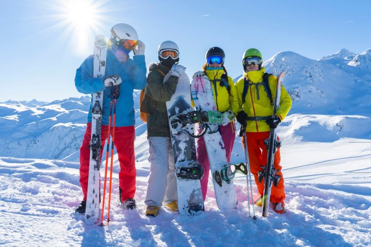 Groupe de Skieurs - © (c)Morozov Anatoly - shutterstock