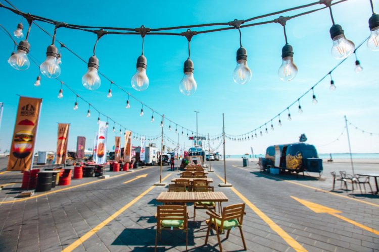4. Chiller dans un campervan sur la plage et essayer les foodtrucks de l’île d’Hudayriyat Dernière arrivée parmi les quartiers d’Abu Dhabi, l’île d’Hudayriyat est la nouvelle destination loisirs de la capitale : 3000 ha en front de mer mêlant détente, divertissements, événements, sports, culture, gastronomie, le tout conçu avec une forte vision écotouristique. Plage de sable blanc, eaux cristallines, douches designées comme des planches de surf, cinéma en plein air au bord de l’eau, camper vans, foodtrucks, tentes sur la plage, feu de camp et bbq… il y flotte comme un air de cool à l’australienne. Le terrain de glamping de l’île, Bab al Nojoum, est une attraction à part entière, proposant aux visiteurs toute une gamme d’expériences de camping, de la plus sauvage à la plus glam. Les plus aventureux pourront profiter de tentes montées directement sur la plage, à quelques mètres de l’eau. Les adeptes d’expériences vintage préféreront s’endormir dans un combi volkswagen, bercés par le bruit des vagues. Un saut en - © visitabudhabi