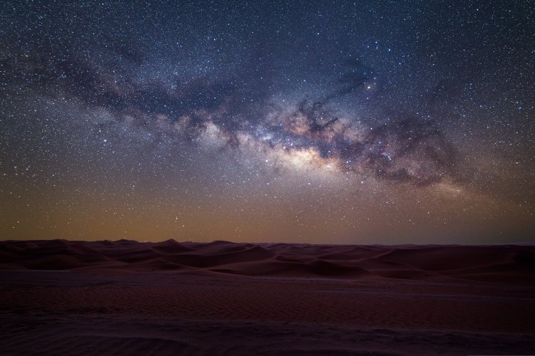 7. Observer les étoiles sans gêne au cœur du désert au Milky Way Spot L’émirat est un endroit particulièrement propice à l’observation des étoiles avec son grand choix de spots isolés loin des centres urbains, notamment dans le Rub al Khali. Les cieux sont également généreux en phénomènes astronomiques dans la région avec déjà quatre pluies de météores et une éclipse lunaire cette année. Observer les astres gagne en succès chaque année à Abu Dhabi et de nouvelles activités se sont développées récemment pour que les visiteurs puissent profiter des cieux étoilés de l’émirat : camping dans le désert, séances d’initiation dans un observatoire astronomique, bulles transparentes pour dormir à la belle étoile, sorties photo dans les dunes, etc. A une heure et demie au sud d’Abu Dhabi, le désert d’Al Quaa est particulièrement populaire auprès des photographes. Avec pratiquement zéro pollution lumineuse et une couverture nuageuse quasi inexistante, on y voit particulièrement bien la voie lactée. Surnommé le « Milky W - © visitabudhabi