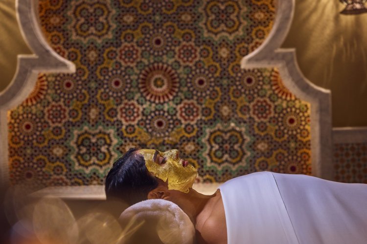 8. S’offrir une parenthèse bien-être royale à l’Emirates Palace Récemment repris par le groupe Mandarin Oriental, l’Emirates Palace est probablement l’hôtel le plus emblématique d’Abu Dhabi. Une attraction en lui-même, il est le seul hôtel au monde à réclamer le statut de 7 étoiles. Véritable palais des milles et une nuit, il abrite notamment l’Emirates Palace Spa : 1500m² recouverts de mosaïques marocaines dédiés à la beauté et au bien-être. Le spa propose des soins inspirés du désert et des traditions locales. Mais pour vraiment adopter un style royal le temps d’une journée, les visiteurs peuvent opter pour « a day of gold », un programme de soin complet sur une journée, incluant le déjeuner, et surtout le soin signature du spa, un masque pour le visage à l’or 24 carat. Et pourquoi ne pas finir par un goldenccino, un capuccino saupoudré d’or ? - © visitabudhabi
