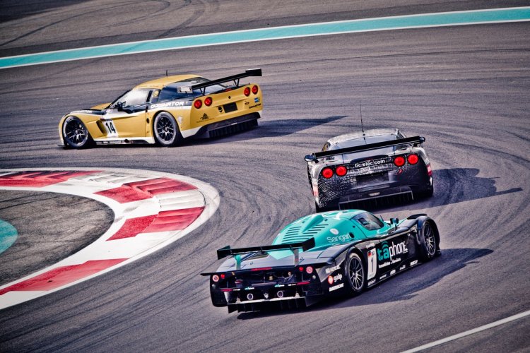 10. Se prendre pour James Bond au volant d’une Aston Martin sur un circuit de F1 Le circuit de Yas Marina n’accueille pas seulement le Grand Prix de Formule 1, il ouvre également ses portes tous les jours aux pilotes de course en herbe. La driving school propose notamment plusieurs expériences de conduite sur le circuit pour faire le plein de sensations fortes. On peut par exemple passer au volant d’une Aston Martin, la voiture préférée de James Bond, pour aller faire quelques tours de circuit. De 0 à 100km/h en 3,8 secondes, une pointe de vitesse à 300km/h, une expérience unique s’il en est. Les instructeurs sont là pour accompagner les visiteurs et les aider à tirer un maximum de l’aventure. - © visitabudhabi