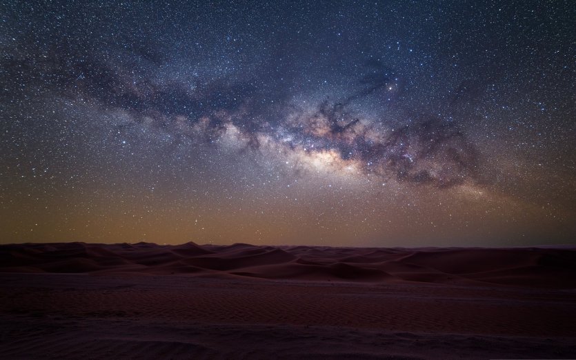 7. Observer les étoiles sans gêne au cœur du désert au Milky Way Spot L’émirat est un endroit particulièrement propice à l’observation des étoiles avec son grand choix de spots isolés loin des centres urbains, notamment dans le Rub al Khali. Les cieux sont également généreux en phénomènes astronomiques dans la région avec déjà quatre pluies de météores et une éclipse lunaire cette année. Observer les astres gagne en succès chaque année à Abu Dhabi et de nouvelles activités se sont développées récemment pour que les visiteurs puissent profiter des cieux étoilés de l’émirat : camping dans le désert, séances d’initiation dans un observatoire astronomique, bulles transparentes pour dormir à la belle étoile, sorties photo dans les dunes, etc. A une heure et demie au sud d’Abu Dhabi, le désert d’Al Quaa est particulièrement populaire auprès des photographes. Avec pratiquement zéro pollution lumineuse et une couverture nuageuse quasi inexistante, on y voit particulièrement bien la voie lactée. Surnommé le « Milky W - © visitabudhabi