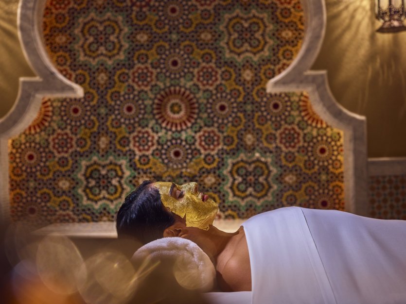 8. S’offrir une parenthèse bien-être royale à l’Emirates Palace Récemment repris par le groupe Mandarin Oriental, l’Emirates Palace est probablement l’hôtel le plus emblématique d’Abu Dhabi. Une attraction en lui-même, il est le seul hôtel au monde à réclamer le statut de 7 étoiles. Véritable palais des milles et une nuit, il abrite notamment l’Emirates Palace Spa : 1500m² recouverts de mosaïques marocaines dédiés à la beauté et au bien-être. Le spa propose des soins inspirés du désert et des traditions locales. Mais pour vraiment adopter un style royal le temps d’une journée, les visiteurs peuvent opter pour « a day of gold », un programme de soin complet sur une journée, incluant le déjeuner, et surtout le soin signature du spa, un masque pour le visage à l’or 24 carat. Et pourquoi ne pas finir par un goldenccino, un capuccino saupoudré d’or ? - © visitabudhabi