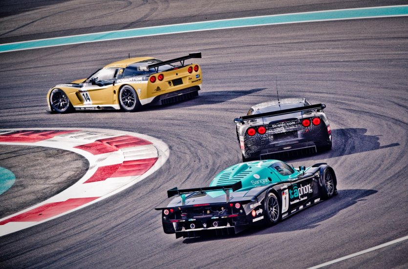 10. Se prendre pour James Bond au volant d’une Aston Martin sur un circuit de F1 Le circuit de Yas Marina n’accueille pas seulement le Grand Prix de Formule 1, il ouvre également ses portes tous les jours aux pilotes de course en herbe. La driving school propose notamment plusieurs expériences de conduite sur le circuit pour faire le plein de sensations fortes. On peut par exemple passer au volant d’une Aston Martin, la voiture préférée de James Bond, pour aller faire quelques tours de circuit. De 0 à 100km/h en 3,8 secondes, une pointe de vitesse à 300km/h, une expérience unique s’il en est. Les instructeurs sont là pour accompagner les visiteurs et les aider à tirer un maximum de l’aventure. - © visitabudhabi