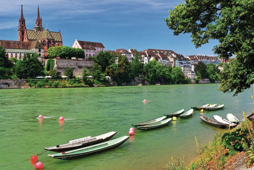 Barques sur le Rhin devant la cathédrale de Bâle. - © David Espin - Fotolia