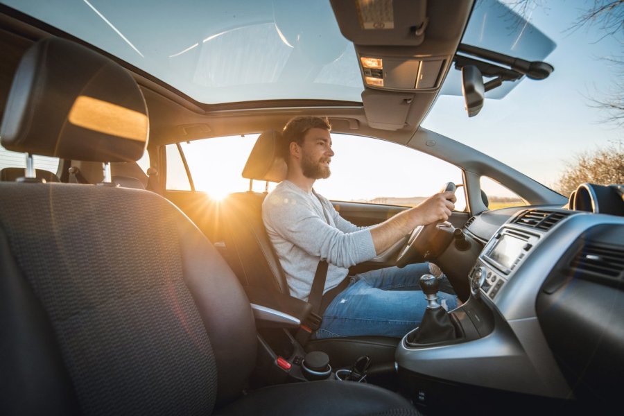 Comment bien préparer un long voyage sur autoroute ?