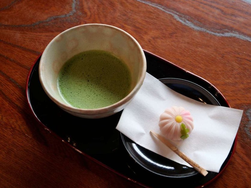 Dégustation de thé matcha et du mochi au Jardin Yamamototei - © Aki Hiroyama