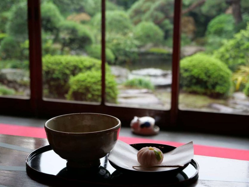 Dégustation de thé matcha et du mochi avec vue sur le Jardin Yamamototei - © Aki Hiroyama