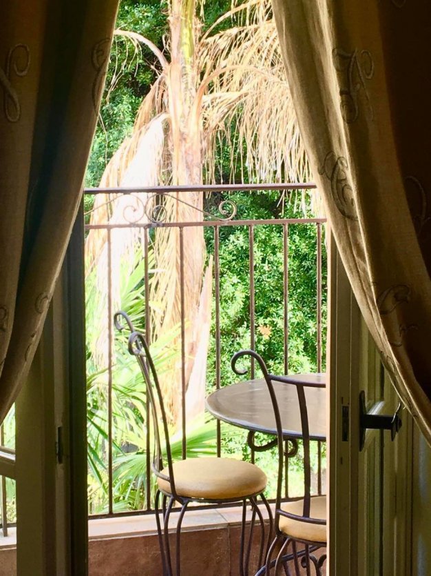 Une terrasse privative de l'hôtel. - © HOSTELLERIE DU CIGALOU