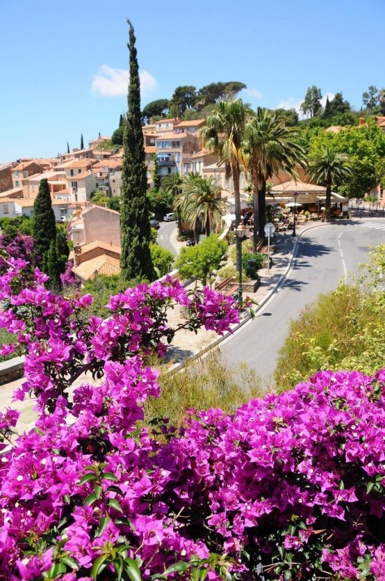 La vue sur le village de l'une des chambres. - © HOSTELLERIE DU CIGALOU