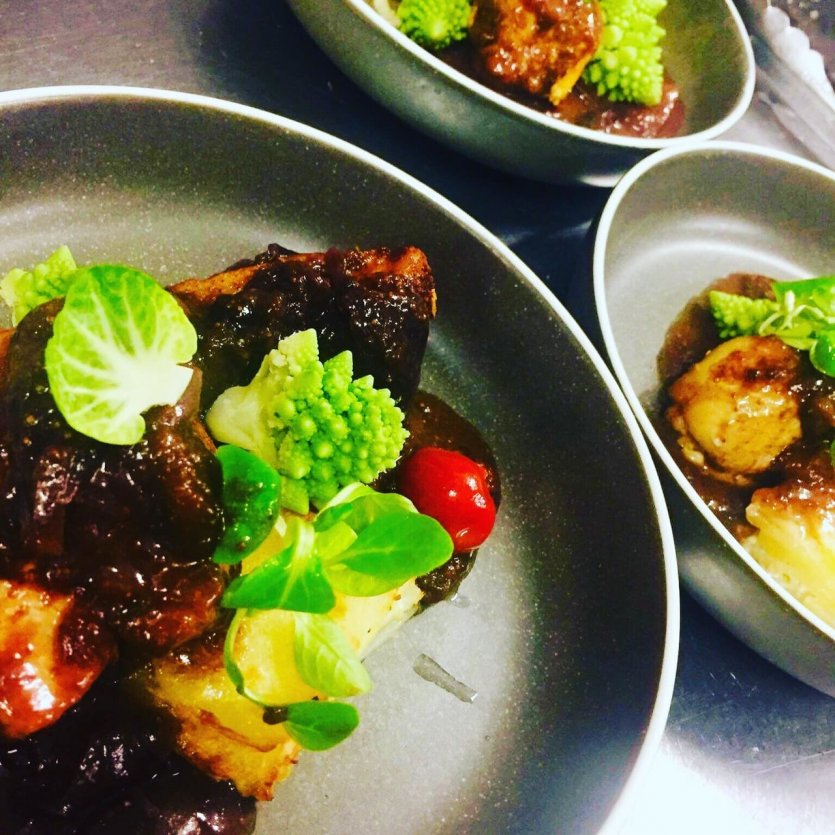 Les mets de Fanny, servis en room service. - © HOSTELLERIE DU CIGALOU