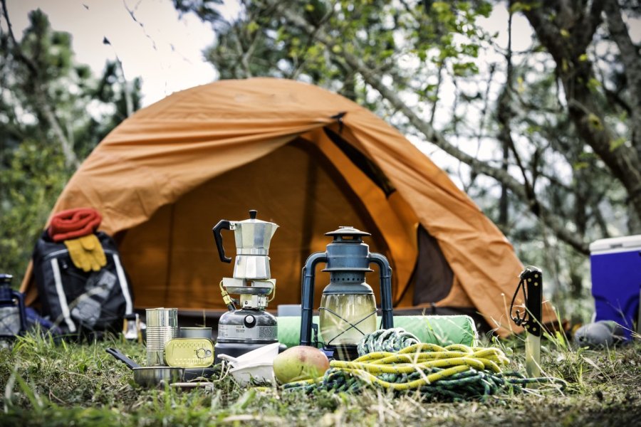 Comment bien s'équiper pour faire du camping en France l'été ?